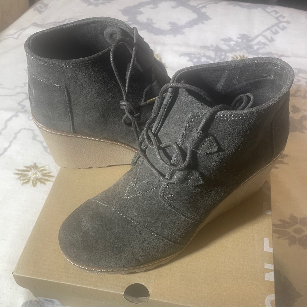 TOMS Desert Wedge Tarmac Olive Suede 7.5 NEW